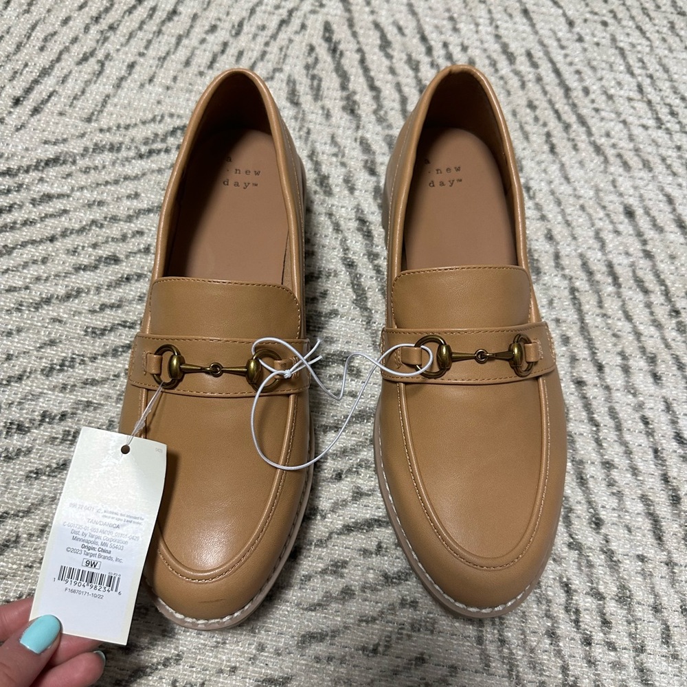 A new day shoes in tan size 9W PRICE DROP!!!! ❤️